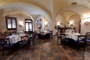 特拉莫Hotel Corte dei Tini的一间在房间内配有桌椅的餐厅