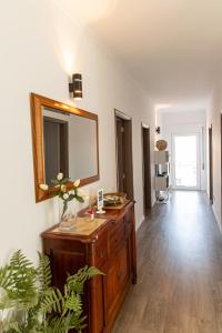 阿马兰特Twin House - Amarante的浴室设有梳妆台和墙上的镜子