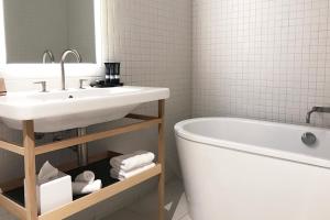 纳甘比The Mitchelton Hotel Nagambie - MGallery by Sofitel的浴室配有盥洗盆和浴缸。