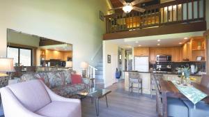 拉海纳Maui Westside Presents: Papakea J401 Top floor Ocean Views的客厅以及带沙发和桌子的厨房。