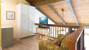 拉海纳Maui Westside Presents: Papakea J401 Top floor Ocean Views的带沙发的客厅和厨房