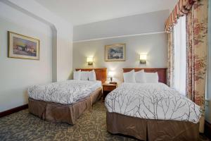 西雅图Best Western Plus Pioneer Square Hotel Downtown的酒店客房设有两张床和窗户。