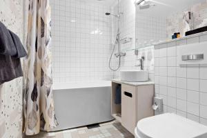 奥克什贝里亚Best Western Hotel Akersberga的白色的浴室设有水槽和卫生间。