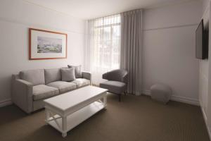 布里斯班布里斯班安扎克广场阿迪纳公寓式酒店的客厅配有沙发和椅子