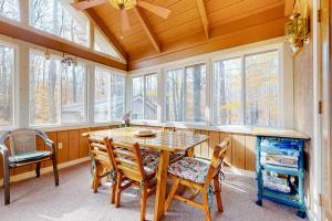 Pocono LakeFriendship Lodge的一间带桌椅和窗户的用餐室