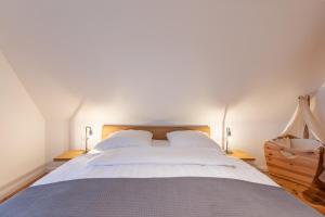 圣彼得奥尔丁Getidenhus Moand的卧室配有一张带两个枕头的大白色床