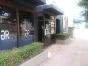 熊本银座通酒店的玻璃门楼前的商店