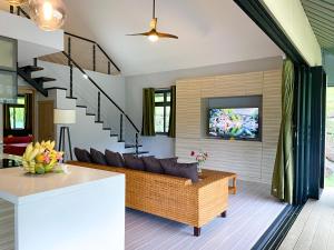 波拉波拉Fare To'erau - New cozy vacation home on Bora Bora的带沙发和电视的客厅