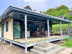 波拉波拉Fare To'erau - New cozy vacation home on Bora Bora的玻璃门和甲板的房子