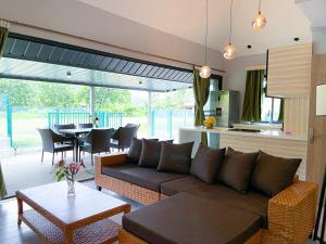波拉波拉Fare To'erau - New cozy vacation home on Bora Bora的客厅配有沙发和桌子