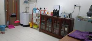 昔加末Rawyna homestay segamat的一间杂乱的厨房,内设一个柜台和橱柜