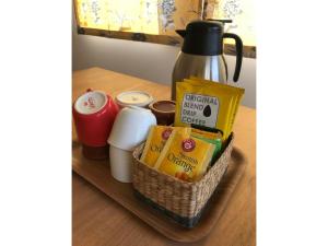 鹤居村Farm Inn Torch A - Vacation STAY 92716v的桌上的咖啡和其他物品