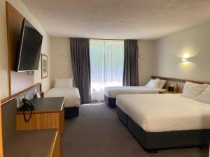 皇后镇瑞士贝尔皇冠峰度假酒店的酒店客房设有两张床和窗户。