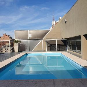 科尔多瓦LOCADOR Nueva Cordoba 10A的建筑物屋顶上的游泳池