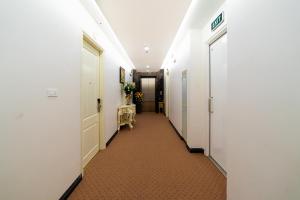 河内Rosee Apartment Hotel - Luxury Apartments in Cau Giay , Ha Noi的走廊的走廊,有白色的墙壁
