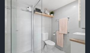亚历山德拉岬角曼陀林度假酒店的带淋浴、卫生间和盥洗盆的浴室