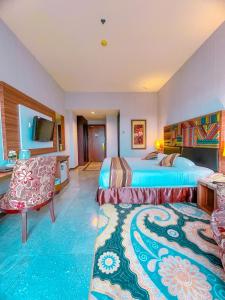 名古屋维斯塔皇冠酒店的酒店客房,配有两张床和椅子