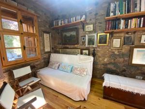 艾瓦勒克Stone House with Garden in Cunda/Ayvalik的书架房间内的一张床
