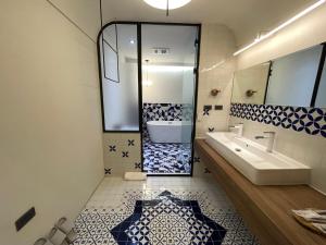 高雄温式旅所 的带浴缸、水槽和镜子的浴室