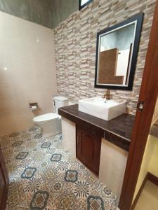 高兰兰塔珍珠海滩度假酒店 的一间带水槽和卫生间的浴室