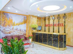河内Moon Hotel Cau Giay的大堂墙上挂有酒店客房标志