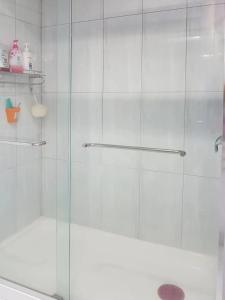 里士满private single room in a house的浴室里设有玻璃门淋浴