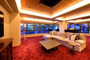 成田Waqoo Naritasanmonzen 和空 成田山門前的客厅配有沙发和桌子