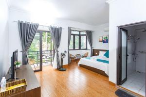 Văn LâmBlue Eyes Hotel的一间卧室设有一张床和一个阳台