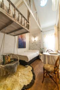廊开Silsopa Hostel的卧室配有秋千床和秋千椅。