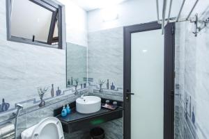 Văn LâmBlue Eyes Hotel的一间带水槽和镜子的浴室