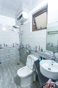 Văn LâmBlue Eyes Hotel的浴室配有白色卫生间和盥洗盆。