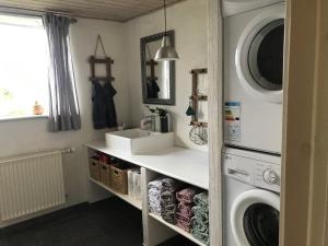 阿恩堡提可洛住宿加早餐酒店的洗衣房配有水槽和洗衣机