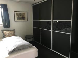 阿恩堡提可洛住宿加早餐酒店的一间卧室设有一张床和一个大型玻璃墙