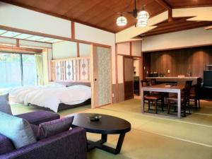 安来市鷺温泉酒店的一间卧室配有一张床,客厅配有桌子