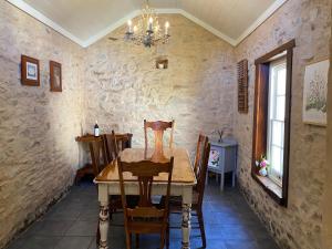 斯特灵Stirling Cottage的一间带桌椅的用餐室