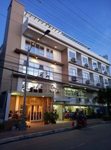 长滩岛ECL Resort Hotel Boracay的停在前面的一座带摩托车的建筑