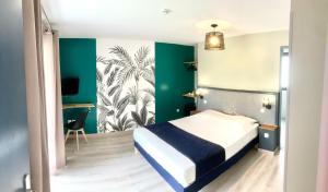 锡拉奥La Villa Kazuera的一间卧室设有一张床和绿色的墙壁