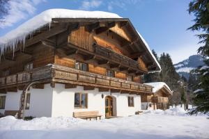 伊特尔Bauernhof Hintenberg的小木屋,屋顶上积雪