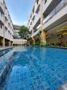 库塔Crystalkuta Hotel - Bali的一座建筑物中央的游泳池