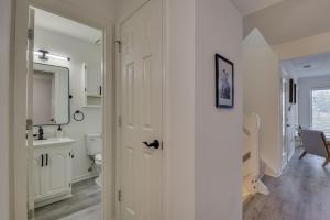 奥古斯塔Beautiful 3BR Townhouse Close to Downtown Augusta的白色的浴室设有卫生间和水槽。
