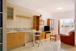 大加那利岛拉斯帕尔马斯Casa Ferro的厨房配有木制橱柜和桌子