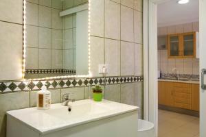 大加那利岛拉斯帕尔马斯Casa Ferro的一间带水槽和镜子的浴室