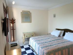 杰迪代Villa meublée face à la mer, Golf et Verdure的卧室配有一张床,墙上设有镜子
