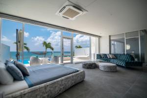 宫古岛Ronsard Resort IRABU的一间带大床的卧室,享有海景
