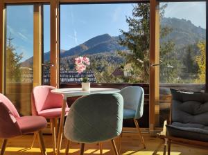 克拉尼斯卡戈拉Appartement Bella Vista的配有大窗户的客房内的桌椅