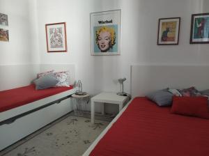 克拉尼斯卡戈拉Appartement Bella Vista的一间卧室配有两张带红色床单和桌子的床