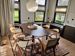 威塞勒海德Het Wylde Pad - Let’s go Wylde!的一间带桌椅和窗户的用餐室