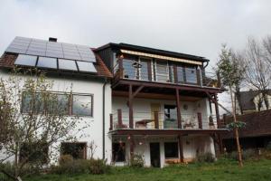 施奈塔赫Ferienwohnung Nikoll/Simon的顶部设有太阳能电池板的房子