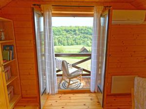 Donji ZvečajLavanda Land - Villa Tanya Mrežnica的一间设有一扇门的客房,可通往一个带椅子的阳台