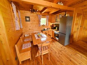 Donji ZvečajLavanda Land - Villa Tanya Mrežnica的小屋内的厨房配有桌子和冰箱